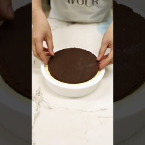 Create a Chocolate Swan with me 😮 (recipe included) #chocolate #shorts